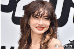 長谷川京子、深めスリット入りドレスから美脚スラリ「ドキッとした」「大人の色気がすごい」の声