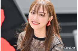 内田理央、ウエストチラリのオフショルトップスで美スタイル公開「デコルテが綺麗」「美しすぎる」の声