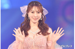 オリックス平沼翔太選手の妻・森咲智美、美デコルテ輝くベアトップ姿に反響「肩のラインが美しい」「色が白くて発光してる」