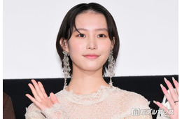 南沙良、淡色ワンピから美脚チラ見せ「スタイル抜群」「抜け感があっておしゃれ」と絶賛の声