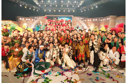 SixTONES、日本・世界各地のパフォーマー総勢130人と「ボーダーレスLIVE」生披露 空手・ギター…13分超ステージで魅せる【24時間テレビ】