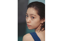 當真あみ、エディンバラのビーチでの先行カット解禁 東京・大阪での握手会イベントも決定【2nd写真集「My Tale」】