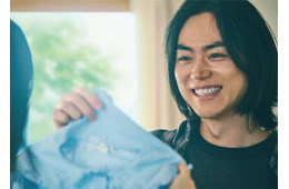 菅田将暉、優しい眼差し＆微笑み 恋人・家族との休日リアルに描く「セカスト」CM初出演