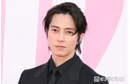 山下智久「尊敬する先輩」との寄り添いショット披露「お祝いしてもらって嬉しそう」「後輩の顔してて可愛い」と反響
