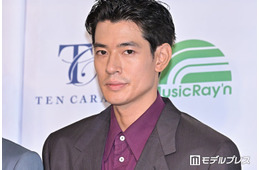 中島歩、ぱっつん前髪×メガネの劇的イメチェンに反響続々「別人級」「似合うのすごい」