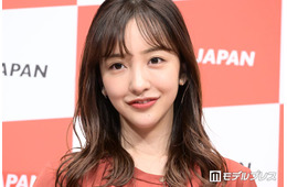 板野友美、家族旅行ショット披露「幸せいっぱい」「憧れ」と反響