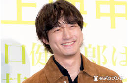 坂口健太郎、結婚発表翌日に公の場登場 祝福の言葉に笑顔で会釈【私はあなたを知らない、】