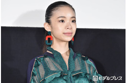 趣里「踊る大捜査線」イベントでの美脚スラリのジャケット×ブーツコーデ公開「オーラで眩しい」「スタイル抜群」と反響