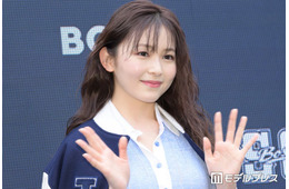 久間田琳加、サンセバスチャンで胸元ざっくりワンピース姿公開「映えてる」「スタイル良い」の声