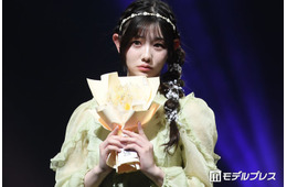 「今日好き」秋山みづき、美ウエストちらりのショート丈トップス×スウェットパンツ姿に反響「スタイルレベチ」「透明感ハンパない」