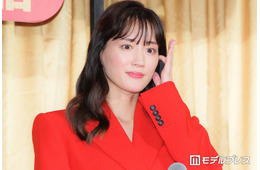綾瀬はるか 、バブリーなボディコン衣装で雰囲気一変 壁を破って大胆登場「洋服からもらうエネルギーがすごくある」