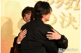 山崎賢人＆山田裕貴、嬉しい報告に熱い抱擁 客席から登場に歓声上がる【キングダム 魂の決戦】