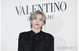 なにわ男子・道枝駿佑「メゾン ヴァレンティノ」ブランドアンバサダー就任 “プラチナブロンド”ヘアで登場