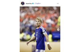 サッカー日本代表・堂安律選手、美人妻の誕生日に家族ショット公開「カメラじゃなくて娘ちゃん見てるの素敵」「幸せそう」の声