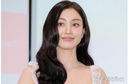 TWICEジヒョ、音楽フェスのオフショット公開 美ウエストチラ見せ衣装に「くびれが美しすぎる」「ボディラインにうっとり」と反響
