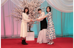 NHK連続テレビ小説「風、薫る」見上愛＆上坂樹里から「ブラッサム」石橋静河へバトンタッチ ドラマゆかりの品をプレゼント交換
