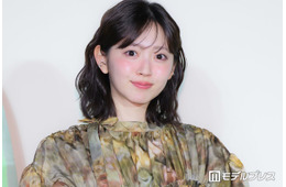 鈴木愛理、圧巻美脚際立つミニ衣装ショットに熱視線「レベチのスタイル」「腰の位置高くて脚長い」