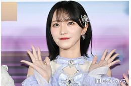 ＝LOVE野口衣織「白ドレス衣装とチェーンソー」美脚際立つMVオフショット公開「ギャップ萌え」「お人形さんみたい」と反響