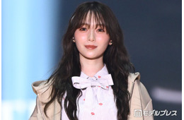櫻坂46守屋麗奈、ミニ丈コートで美脚スラリ フード被りキュートに魅せる【TGC2026A/W】