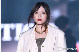 矢吹奈子、赤リップ×ミニワンピで魅力全開「いつもと雰囲気違う」「大人っぽい」と反響【TGC2026A/W】