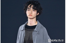 「国宝」で話題・越山敬達、ルーズジャケット着こなしクールに魅せる「パーマ似合いすぎ」「雰囲気がガラッと変わる」の声【TGC2026A/W】