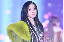 乃木坂46川崎桜、白メッシュヘアで雰囲気一変 ファーアウター×腰巻きシャツの個性派スタイル【TGC2026A/W】