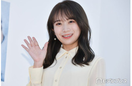 秋元真夏、耳＆しっぽつけたミニスカ始球式コーデに反響「可愛すぎるキツネさん」「スタイル抜群」