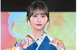 ≠MEメンバー、美脚まぶしい総フリルミニワンピ姿公開に反響「目がくらむほど可愛い」「お人形さんみたい」の声