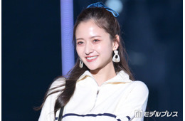 乃木坂46金川紗耶、すらり美脚際立つユニフォームコーデ披露「スタイル抜群」「美しい脚に見惚れる」と反響