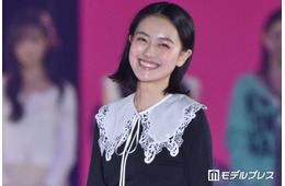 「風、薫る」主演・上坂樹里「Seventeen」SPステージで卒業ランウェイ 美ウエスト際立つモノトーンコーデでオーラ放つ【ガルアワ2026A/W】