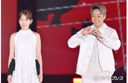武尊＆川口葵、 サプライズで夫婦そろって「ガルアワ」初登場 白のリンクコーデで息ぴったりランウェイ【ガルアワ2026A/W】
