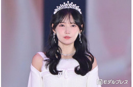 ≠ME鈴木瞳美、ティアラ×オフショルトップスで美肩際立つ キュートなウィンクで会場魅了【ガルアワ2026A/W】