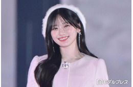 乃木坂46川崎桜、淡いピンクコートのガーリーコーデ ベレー帽姿で甘い笑顔【ガルアワ2026A/W】