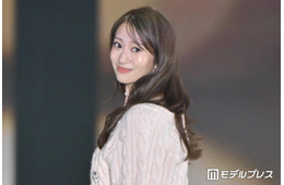 桜井玲香、ピンクニット×ロングスカートで新たな魅力放出「大人可愛い」「美しすぎて二度見」の声【ガルアワ2026A/W】