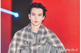 元横綱の孫・嵐翔真、グレーアウター×肩掛けチェックシャツでこなれ感【ガルアワ2026A/W】
