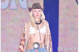 とうあ、カウボーイハット×大胆肌見せコーデで観客魅了【ガルアワ2026A/W】