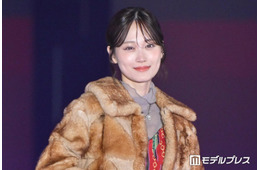山下美月、美脚スラリの変形スカート×ブーツ姿に視線集中「着こなせるのすごい」「上級者スタイル」と反響【ガルアワ2026A/W】