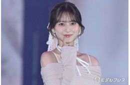 乃木坂46金川紗耶、オフショルダーで美デコルテ披露 “首かしげポーズ”に「お姫様みたい」「あざと可愛すぎる」の声【ガルアワ2026A/W】