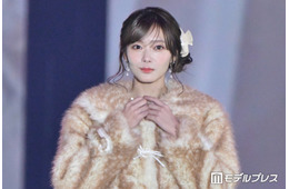 櫻坂46田村保乃、ふわふわファーコート×ミニ丈スカート 冬のフェミニンコーデで観客魅了【ガルアワ2026A/W】