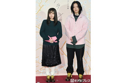 YOASOBI、お揃いの靴＆春めいたファッションで登場「朝ドラでYOASOBIか」ユニット名とのギャップに言及