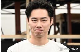 戸塚純貴、結婚発表後初の公の場「僕だけが勝手にライバルだと思っている」“劇中で対立”共演俳優に宣戦布告？【二階堂朝陽は助けに来る】