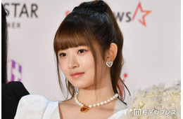 IVEレイ、美スタイル際立つオフショル＆ミニ丈コーデに「脚が綺麗」「可愛すぎてノックアウト」の声