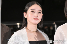 高石あかり、ニューヨークでの美脚ショット公開「スタイルの良さが別格」「海外の街並みが似合う」と反響