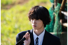 窪塚愛流は「ほっとけない弟系愛嬌俳優」山元環監督が印象明かす「呪いのスマホ」独占カット解禁