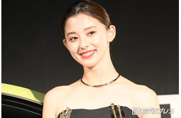 朝比奈彩、美脚際立つスリットスカート姿「オーラがすごい」「大人の色気」