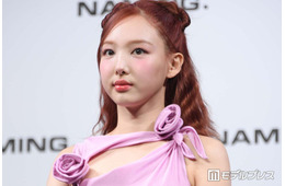 TWICEナヨン、ショートトップス×ショーパン黒コーデ公開「お腹ぺったんこで憧れる」「神スタイル」と反響