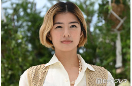 佐久間由衣、美脚チラリカットアウトボトムスコーデ公開「モード系でかっこいい」「スタイリングが別人級」と反響