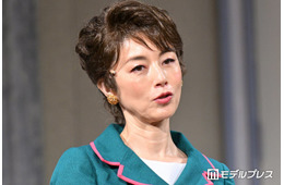 高岡早紀、透け感タイツで美脚輝く秋コーデ披露「大人の魅力爆発」「美しすぎる」