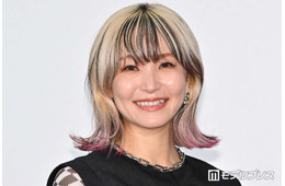 LiSA、ツアーグッズリメイクしたロングシャツ×網タイツで際立つ美脚「センス抜群」「カッコいい」の声