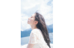 日向坂46金村美玖、真っ白なドレスで風を受ける儚げな姿 2nd写真集先行カット第17弾解禁【機微】